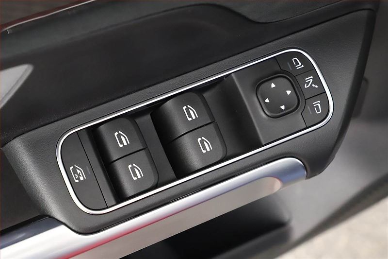 Mercedes-Benz GLB (2025) 200 d, AMG Line, Navigace - fotka 25 z 25