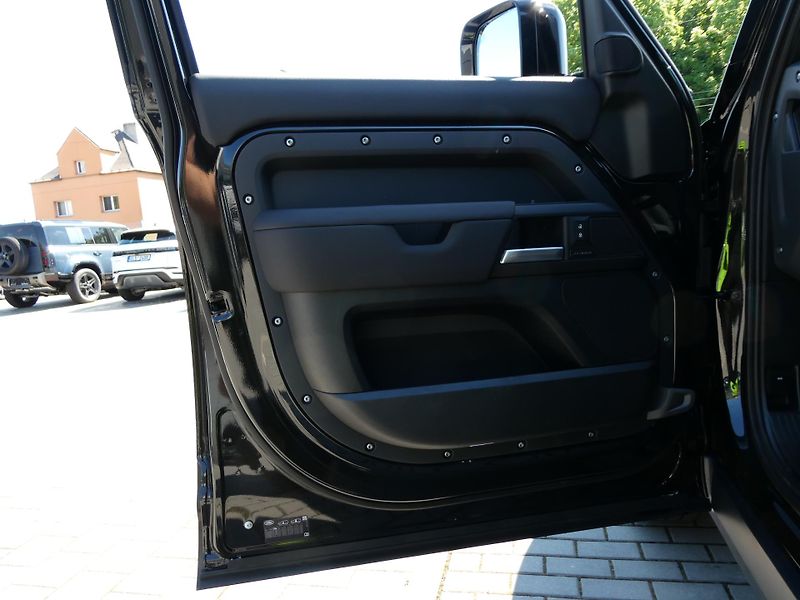 Land Rover Defender (2026) 110 3,0 X-Dynamic SE D250 - fotka 14 z 35