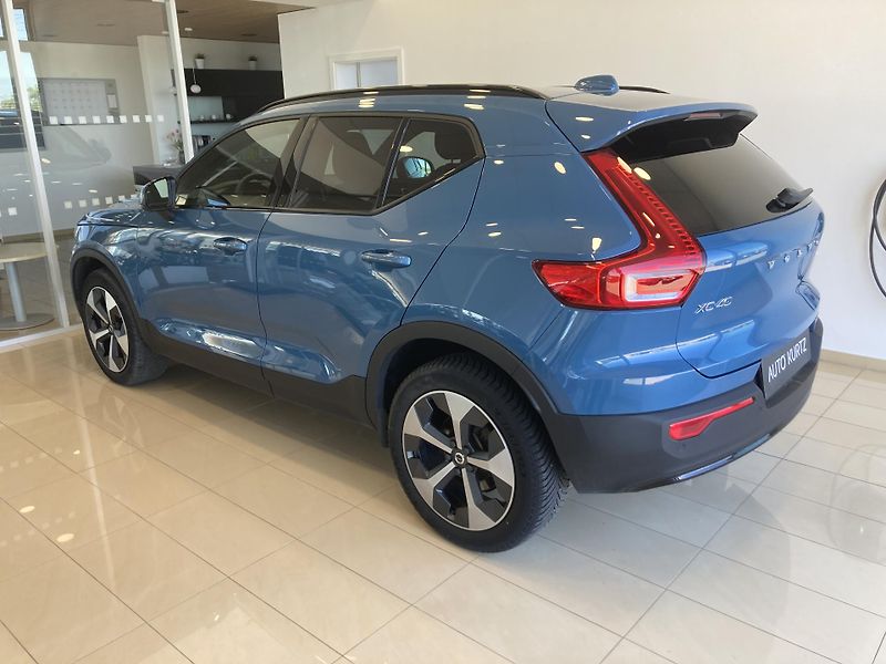 Volvo XC40 B3 FWD PLUS DARK - fotka 7 z 29