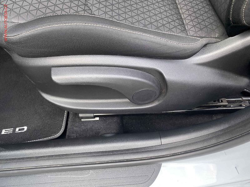 Kia Ceed (2019) 1.4 T-GDi, Navi, kamera - fotka 14 z 18
