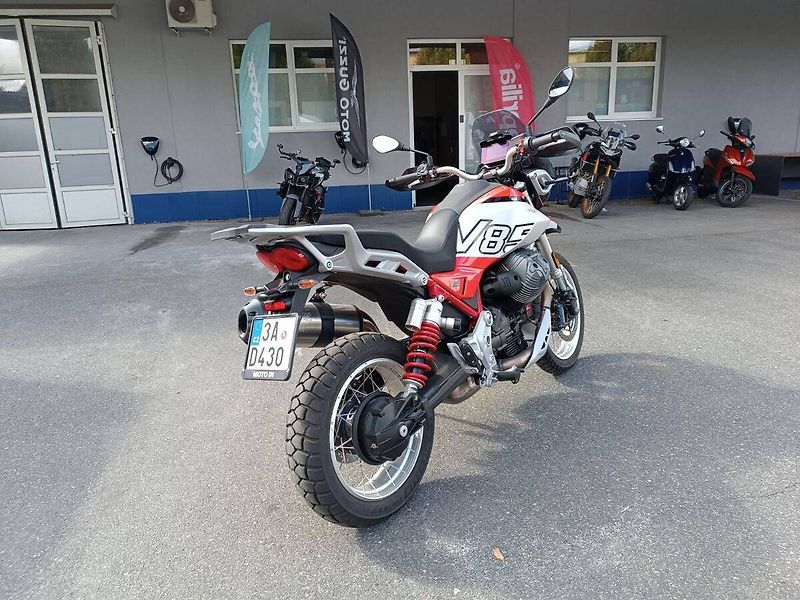 Moto Guzzi V 85 TT (2026) Rosso Fuji - fotka 6 z 13