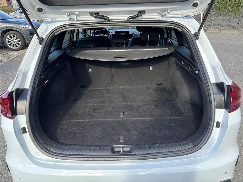 Kia Ceed 1,5 TGDi 118kW TOP ZÁRUKA NAVI - fotka 13 z 40