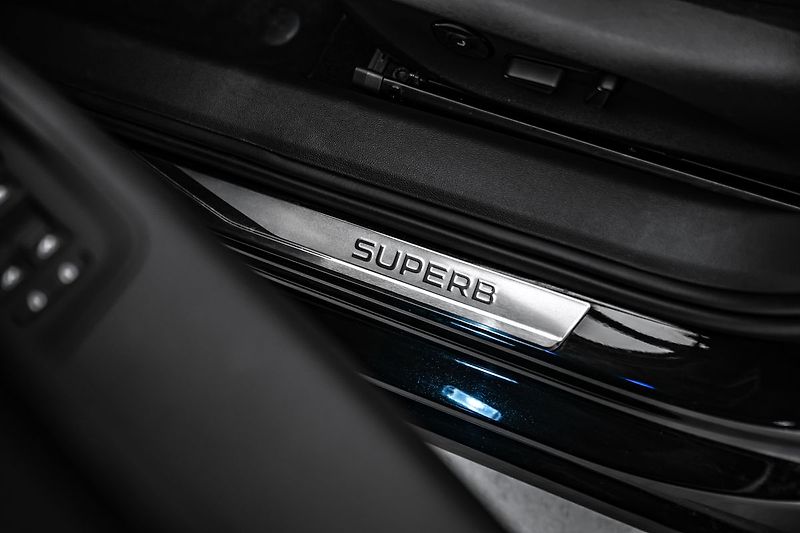 Škoda Superb 2,0TDI 142kW L&K 4x4 DSG masáž - fotka 18 z 23