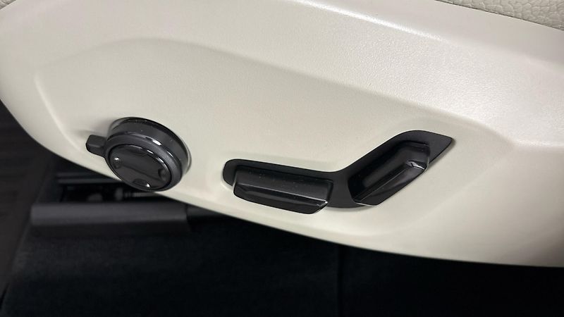 Volvo XC60 2.0 B4 AUT AWD Plus Dark - fotka 21 z 28