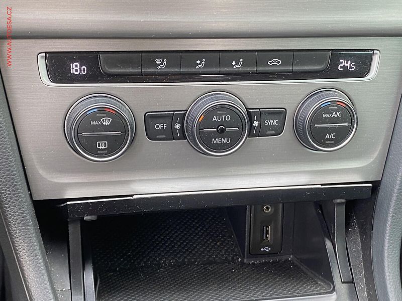 Volkswagen Golf (2015) 2.0TDi, ČR, AC, TZ, park - fotka 14 z 17
