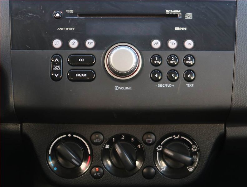 Suzuki Swift (2008) 1.3 i, Vyhř. sedaček - fotka 12 z 17
