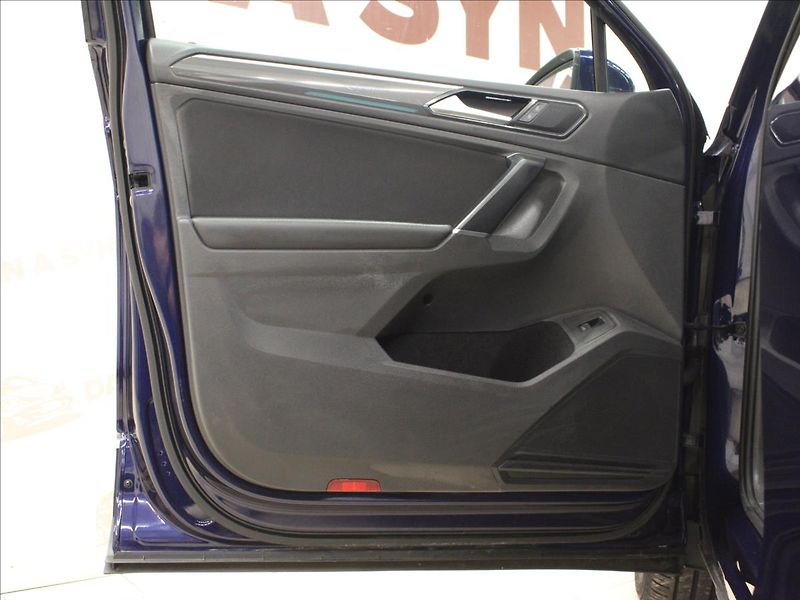 Volkswagen Tiguan 2,0 TDI Highline 4Motion DSG - fotka 9 z 39