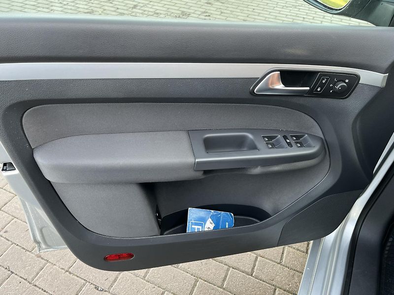 Volkswagen Touran 1.6 TDi DSG Serviska - fotka 20 z 37