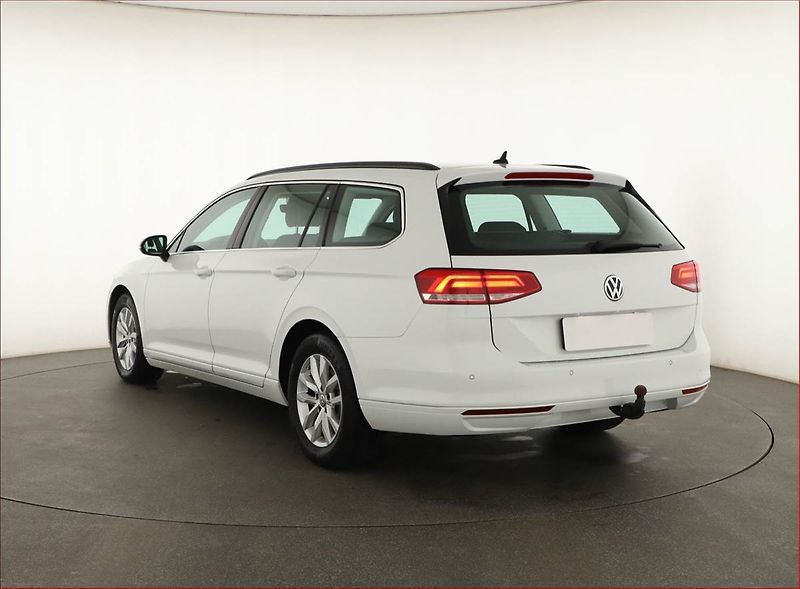 Volkswagen Passat (2019) 2.0 TDI, Automat, Navi - fotka 4 z 21