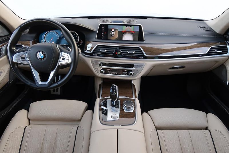 BMW Řada 7 750Li xDrive - fotka 4 z 18
