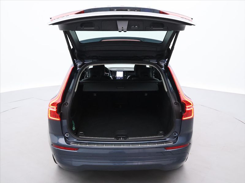Volvo XC60 2,0 B4 145KW AWD MOMENTUM - fotka 9 z 40
