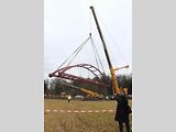 Jeden z nejsilnějších jeřábů v České republice osazoval Novém Dražejově na Strakonicku novou lávku přes řeku Otavu.
