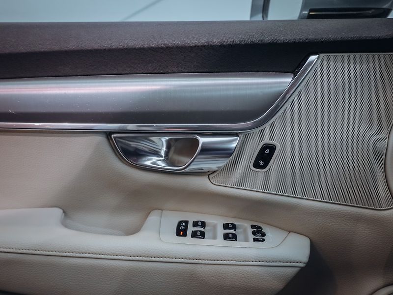 Volvo V90 D5 Momentum 173 kW AWD - fotka 11 z 30