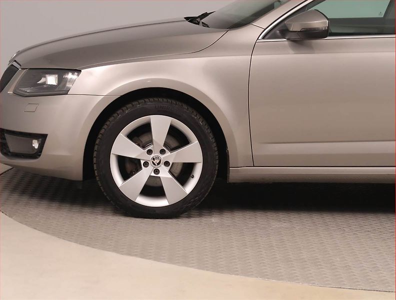 Škoda Octavia (2013) Elegance 1.6 TDI, Automat - fotka 15 z 16