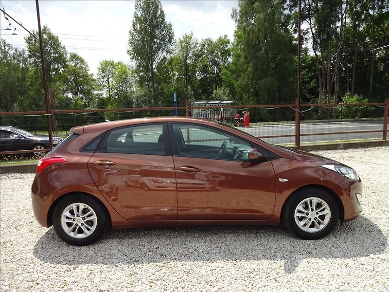 Hyundai i30 1,6i 88kW - fotka 7 z 48
