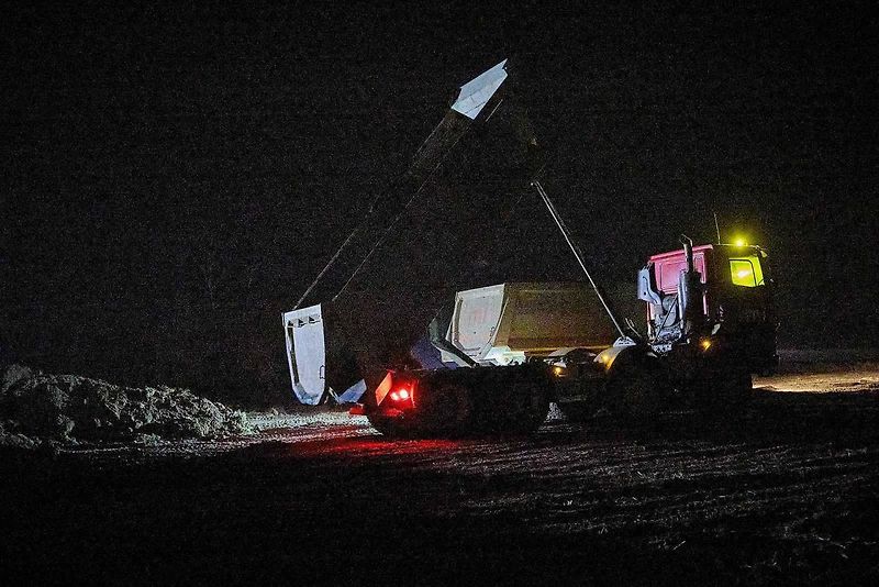 Na stavbě dálnice D11 se pracuje i za tmy.