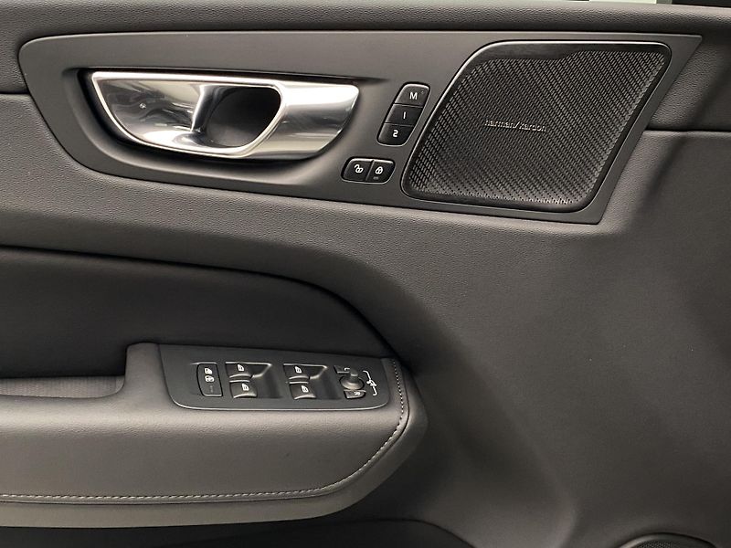 Volvo XC60 B5 AWD DARK PLUS REZERVACE - fotka 29 z 57