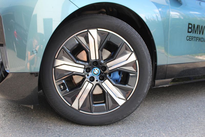 BMW iX xDrive40 - fotka 6 z 29