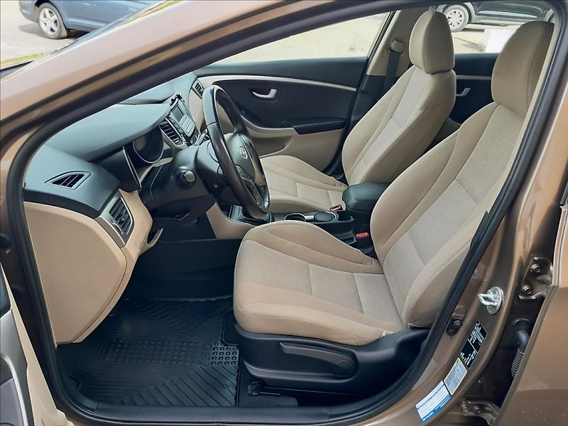 Hyundai i30 1,4i16V 73kW - fotka 16 z 48