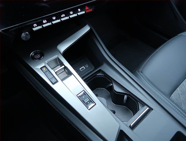 Peugeot 408 (2024) Allure 1.2 PureTech - fotka 13 z 19