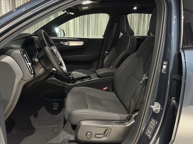 Volvo XC40 (2026) 2,0 B4  Plus - fotka 11 z 29