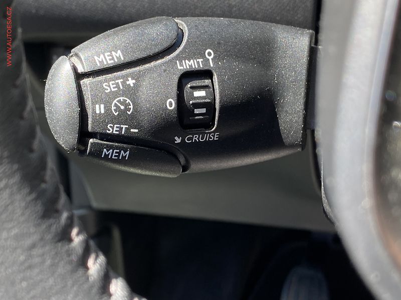 Peugeot 2008 (2021) 1.2PT, Allure - fotka 14 z 19