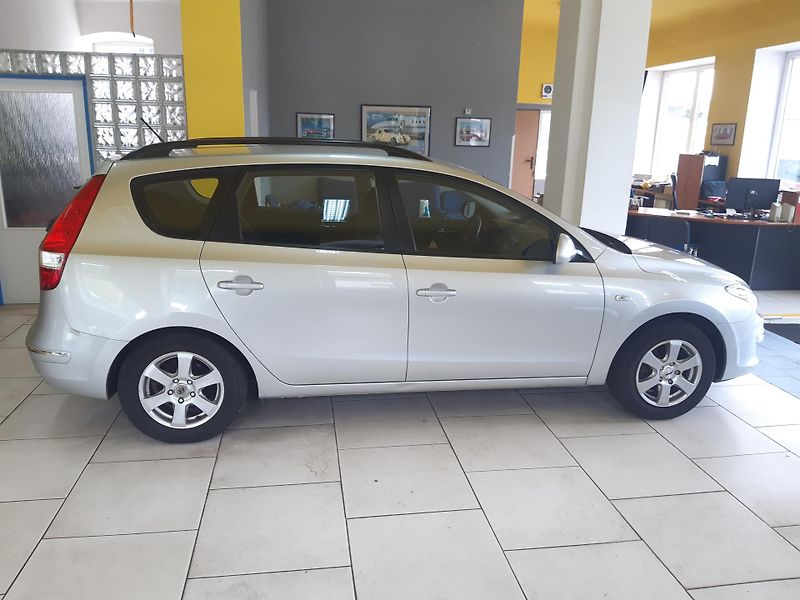 Hyundai i30 1.6 i Combi KLIMA zadáno !!! - fotka 7 z 18