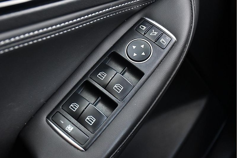 Mercedes-Benz GLA INFINITI QX30 220 CDI 4MATIC  - fotka 30 z 45
