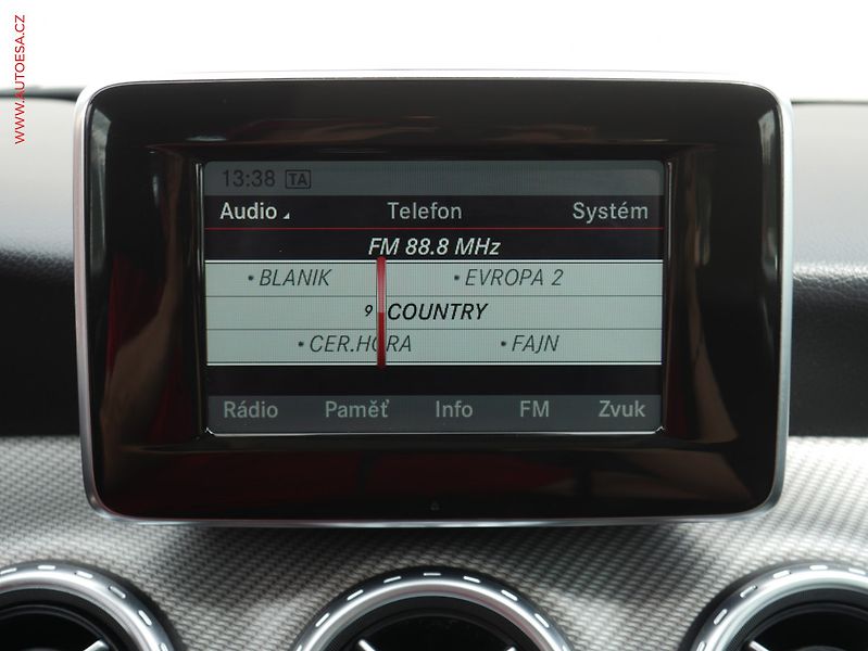 Mercedes-Benz GLA (2014) 2.0i 250  4Matic, ČR, AT - fotka 13 z 18