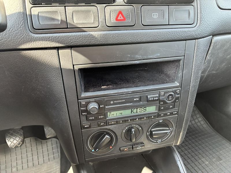 Volkswagen Golf 1.6 16V 77kW - fotka 16 z 18