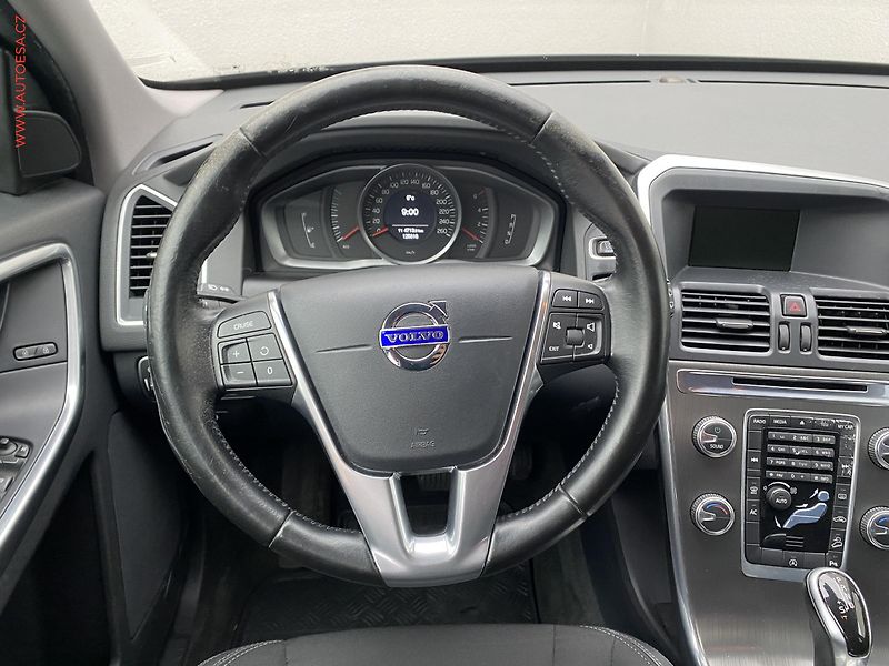 Volvo XC60 (2016) 2.4 D4 AWD, ČR, Momentum, AT - fotka 11 z 17