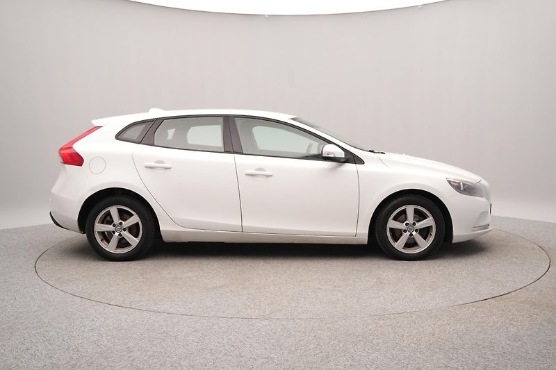 Volvo V40 D2 MOMENTUM CZ - fotka 11 z 39