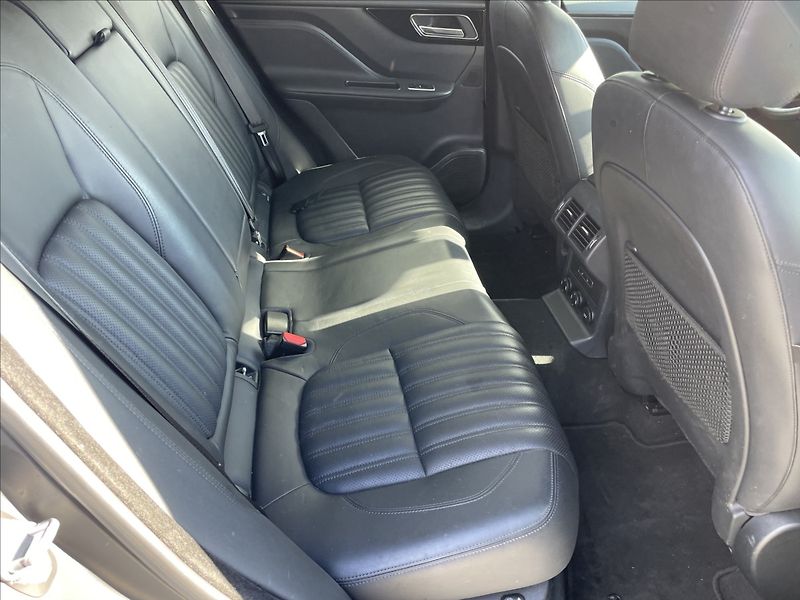 Jaguar F-Pace 3,0 d 221kw AWD Aut. DPH - fotka 12 z 37