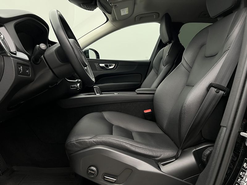 Volvo XC60 B4 AWD MOMENTUM AUT - fotka 3 z 43