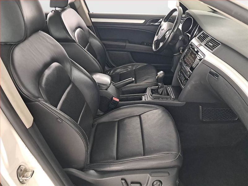 Škoda Superb (2012) 2.0 TDI, 4X4, levný provoz - fotka 9 z 22