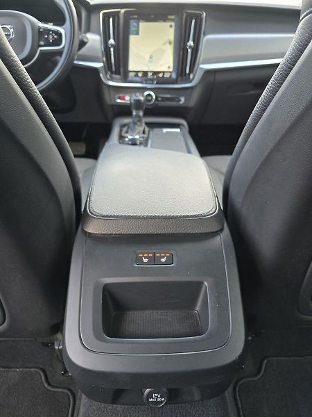 Volvo V90 D4 2,0 140kW 4x4 DPH MOMENTUM - fotka 31 z 45