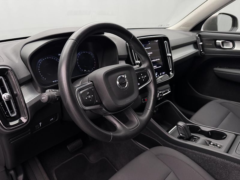 Volvo XC40 B4 MOMENTUM AUT  - fotka 3 z 47