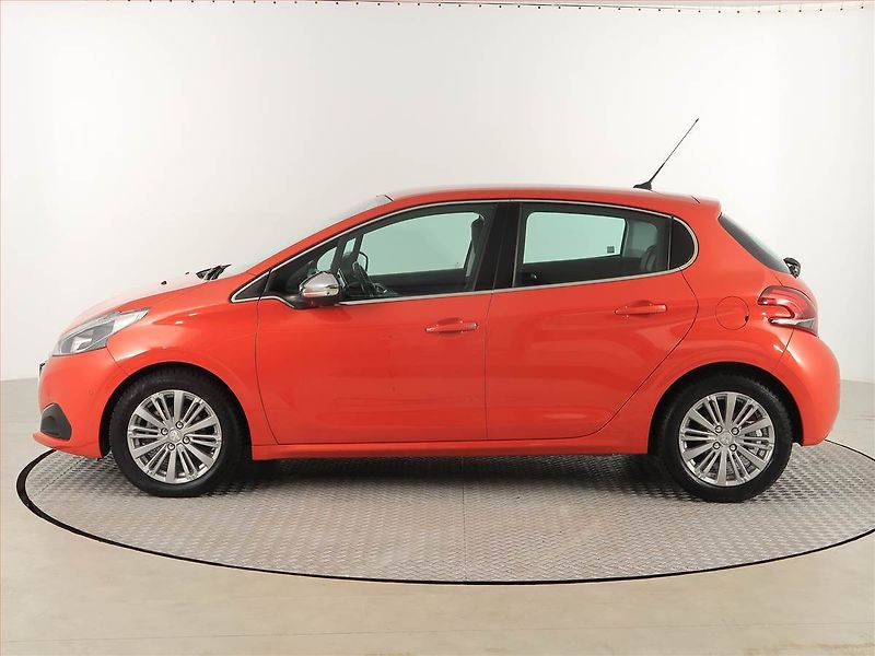 Peugeot 208 (2016) Style 1.2 PureTech, Navi - fotka 3 z 17