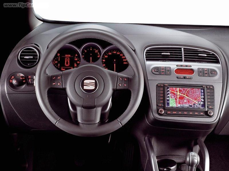 Zepředu žádná změna. Altea XL má typickou tvář současných modelů Seat se stěrači ukrytými do předních sloupků karosérie.