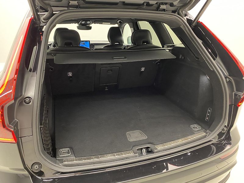 Volvo XC60 T6 AWD RECHARGE BLACK EDITION - fotka 6 z 61