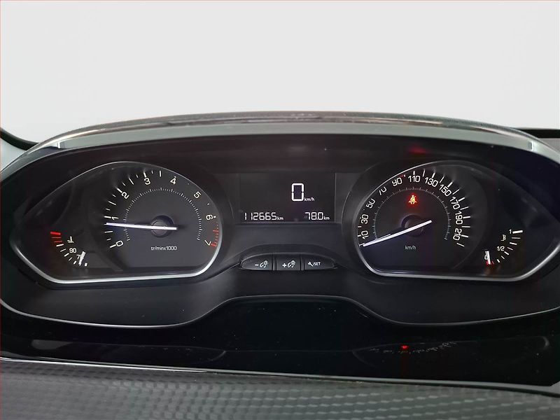 Peugeot 2008 (2016) 1.2 PureTech, Tempomat - fotka 11 z 15