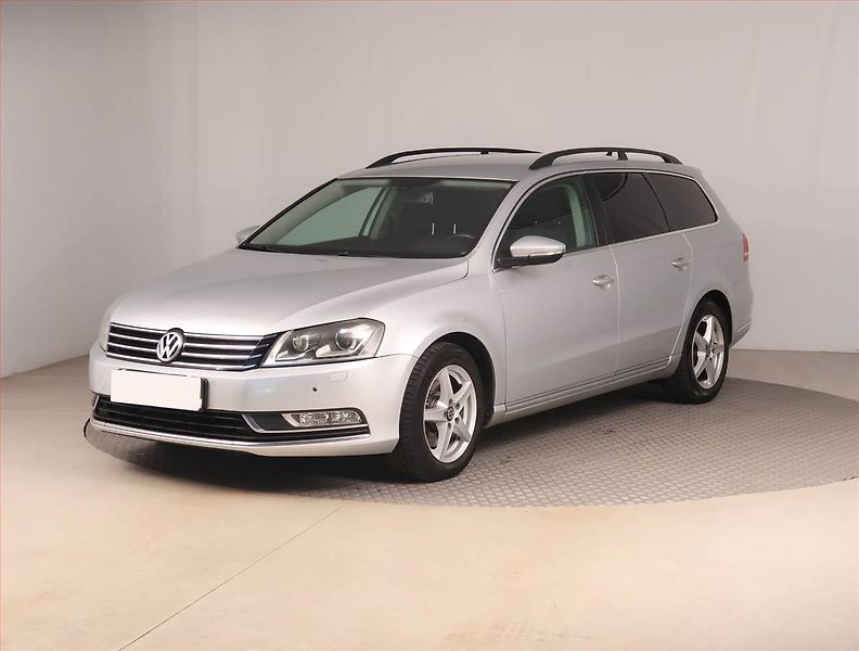 Volkswagen Passat (2013) 2.0 TDI, Automat, Navi, Xenony - fotka 2 z 17