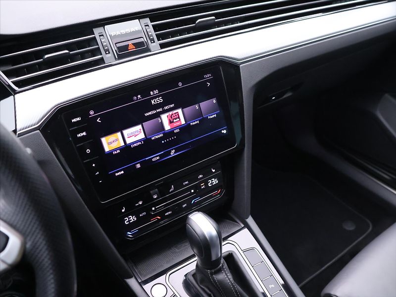 Volkswagen Passat 2.0 TDI DSG R-LINE Matrix - fotka 19 z 32