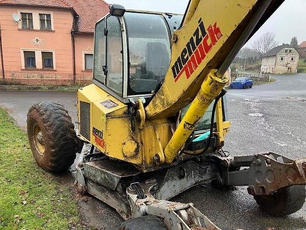 Menzi Muck (1999) A71 mobil bagr 9t kráčivka - fotka 2 z 8