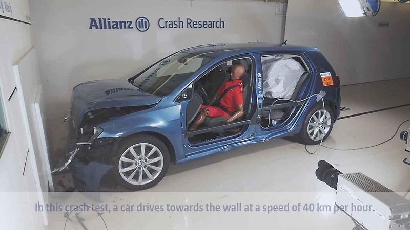 Pojišťovna Allianz čas od času prověřuje, jak může být určité počínání motoristů nebezpečné