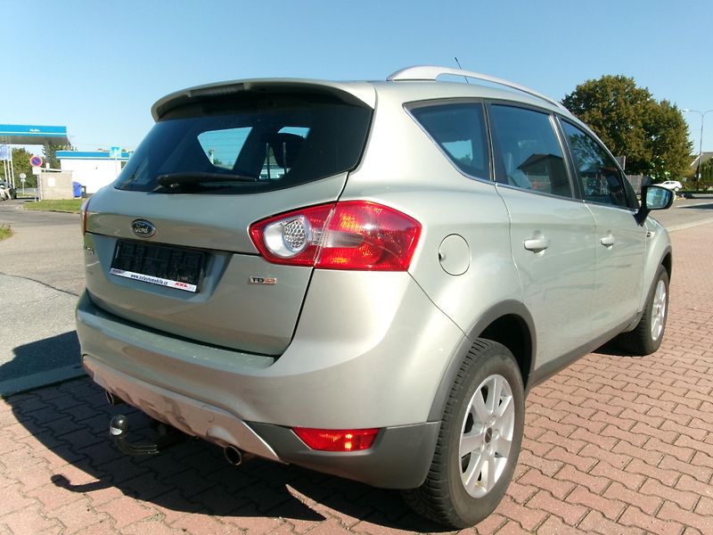 Ford Kuga 2,0TDCI AUTOKLIMA 4x4 TAŽNÉ - fotka 7 z 30