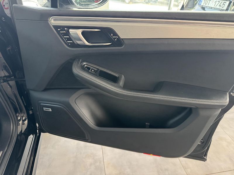 Porsche Macan (2015) 3,6 V6 Turbo CHRONO BOSE - fotka 28 z 35