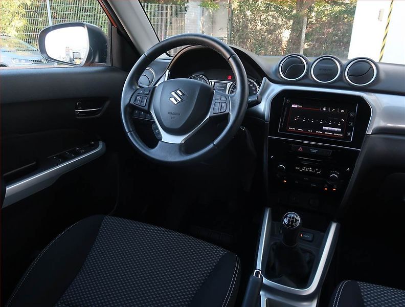 Suzuki Vitara (2017) 1.6 VVT, Serv.kniha, Navi - fotka 7 z 19