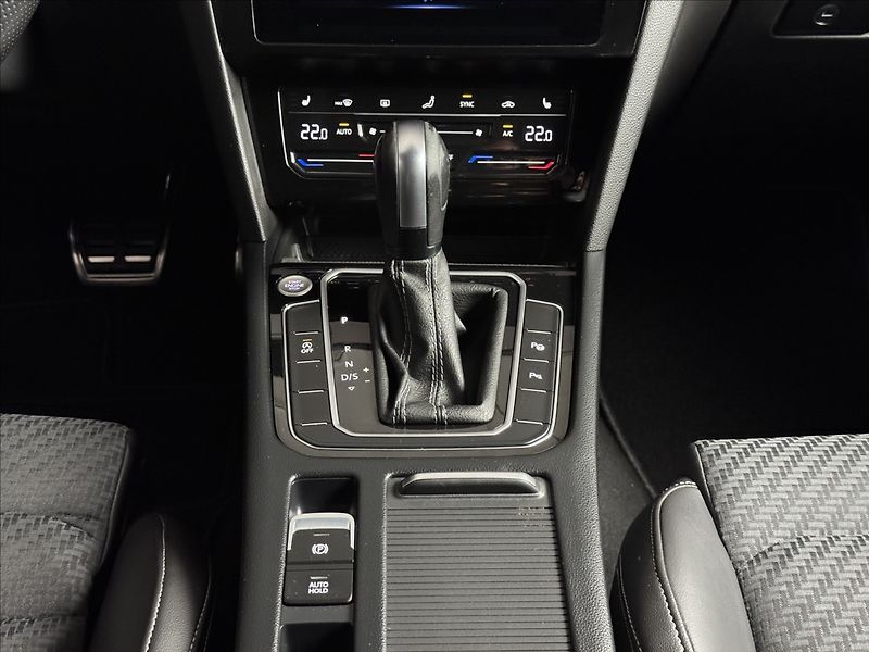 Volkswagen Passat 2,0 TDi  DSG R-Line LED Assist - fotka 18 z 44