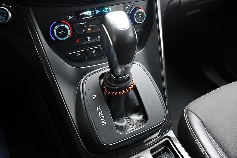 Ford Kuga 2,0TDCi AUT. A/C ČR TAŽNÉ - fotka 27 z 39